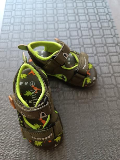 Sandálky s dinosaurami, 22