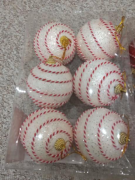 Červené a biele vianočné gule na stromček, 