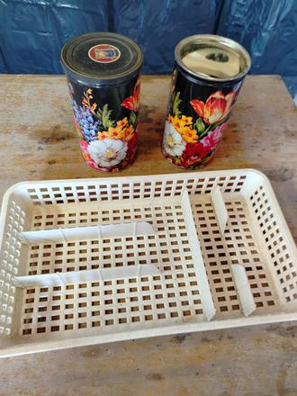 Darujem pribornik a dózy,