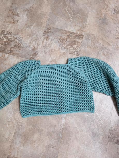 Háčkovaný crop top,