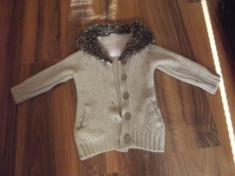 Svetrik s kozusinovym goluerikom a zaplatami na la, 110