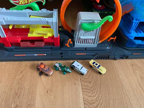 Hot wheels autoumyvarka utok chobotnice,