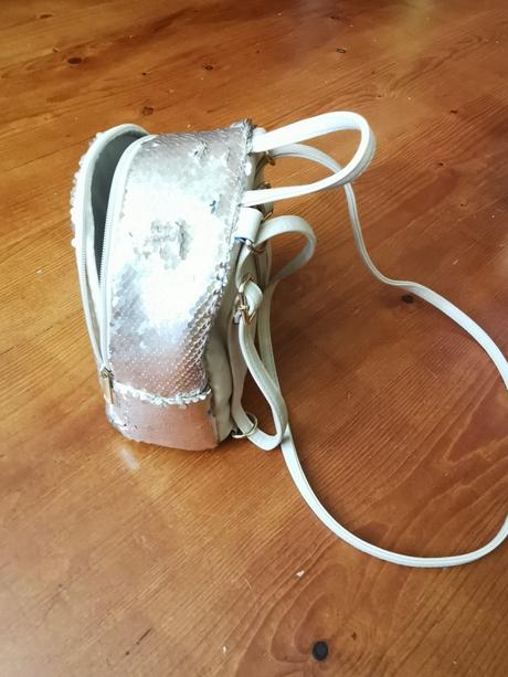 Krásny béžový flitrovany ruksačik, 