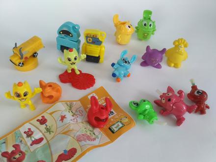 Mix vecí z kinder vajec štetce, ceruzky, gumy, 