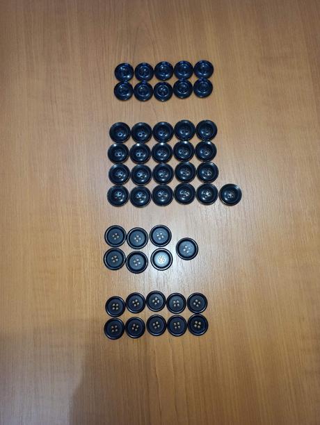 Čierne gombíky rôzne,