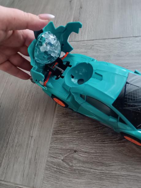 Rotujúce nové auto,