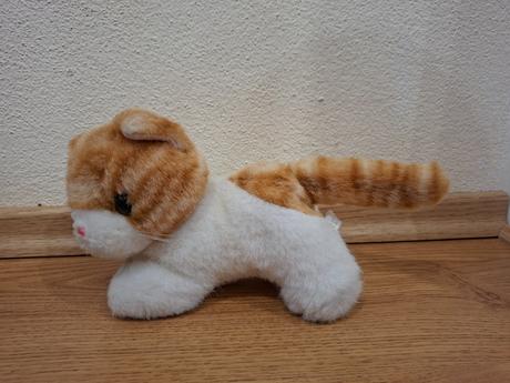 Plyšová mačka (výška cca 15 cm),