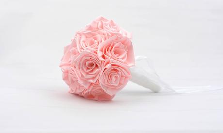 Saténová kytica z ručne vyrobených ruží, 