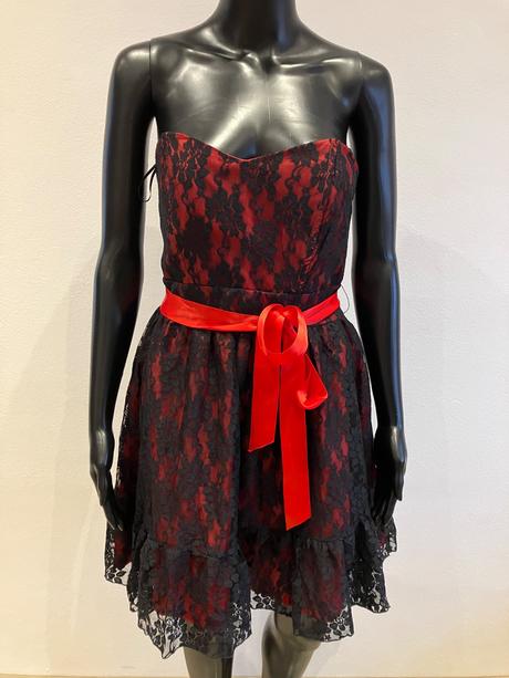 Dámske elegantné čipkované šaty červeno-čierne, m