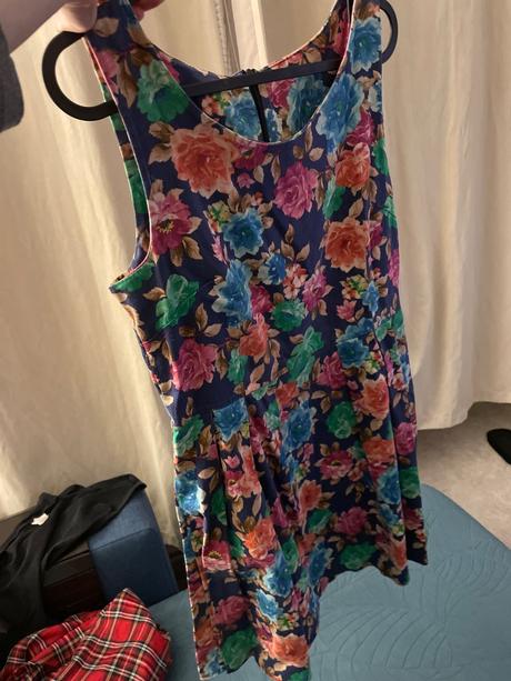 Kvetinové šaty ačkového strihu, 38