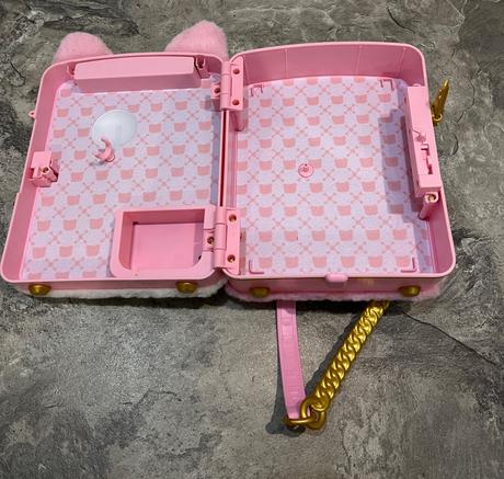 Na na na surprise batoh, 