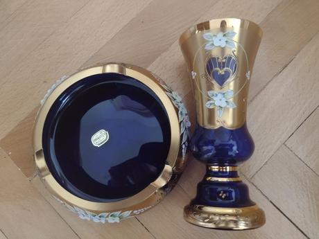 Vazička a popolník, 