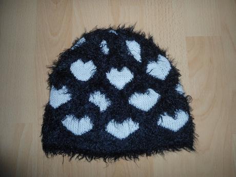 Čiernobiela čapica - srdiečko, 