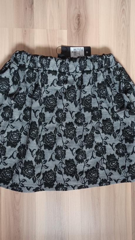 Kvetovaná sukňa, gate,34