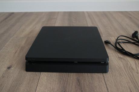 Ps4 slim 500 gb, super stav, málo hraná,
