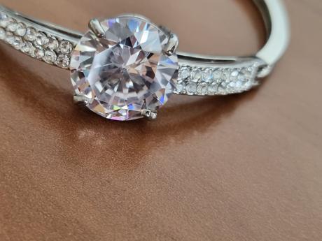 Pevný náramok s veľkým kameňom, 