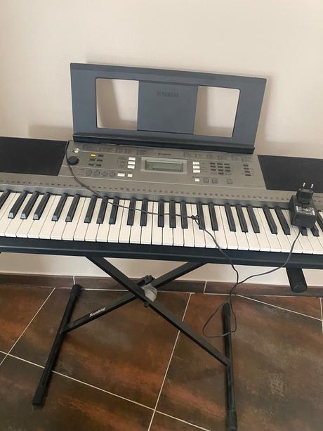 Yamaha syntetizátor/ klavír, 