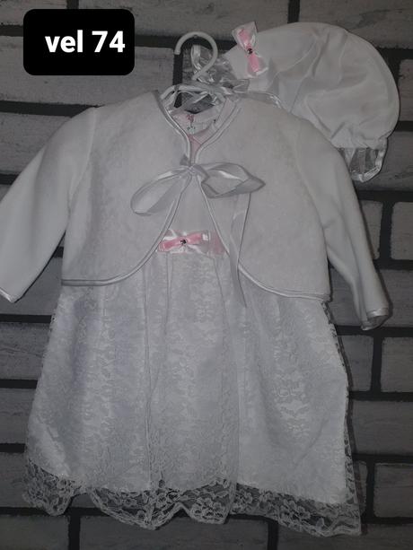 Šaty na krst, 74