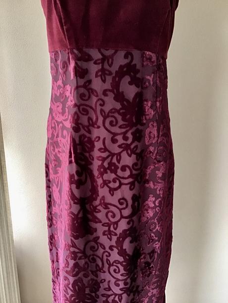 Krásne zamatové šaty monix /96, 38 / 40