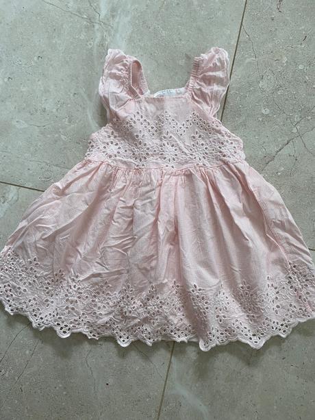 Šaty s madeirou čipkou volánom, 86