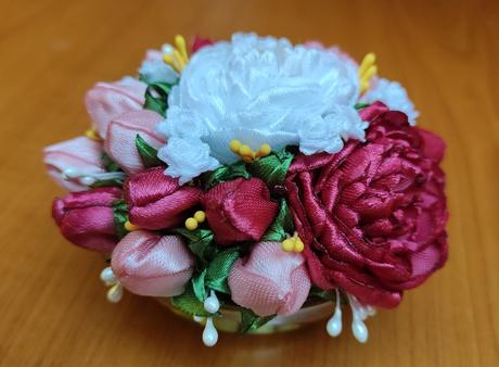 Pivonky a púčiky v aranžmáne, 