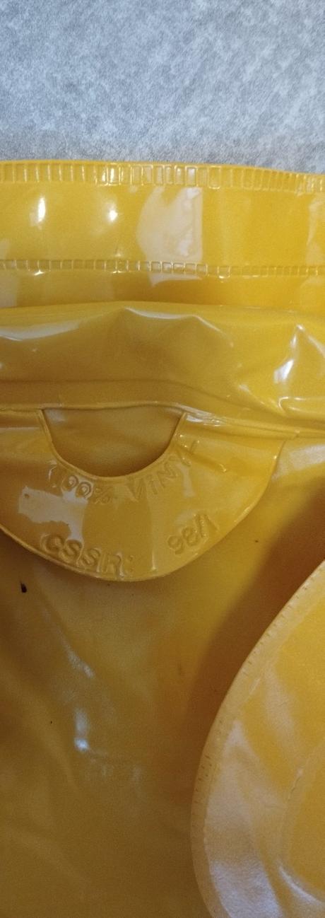 Prší plášť a gumáky, 98