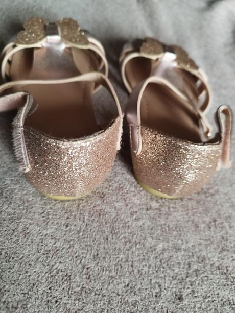 Lesklé sandálky s otvorenou špičkou s motýľom, h&m,24