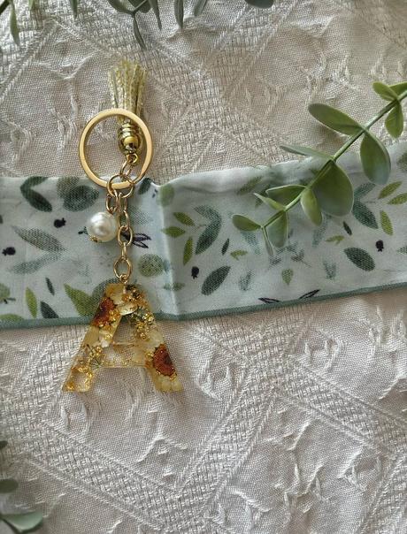 Ručne vyrobené živicové kľúčenky, 