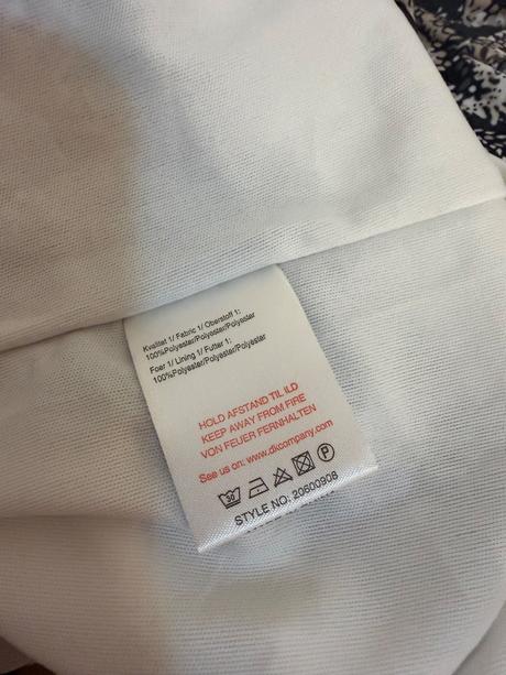 Elegantné šaty fransa s drapovaným výstrihom, l