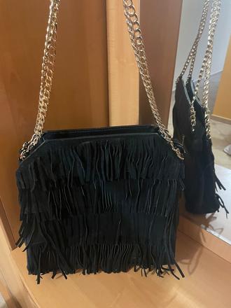 Strapcová kabelka so zlatou retiazkou, 