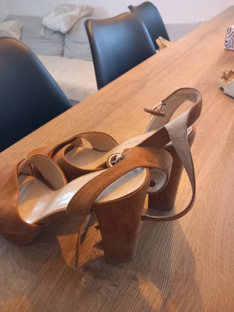 Topanky ma vysokom podpätku, 40