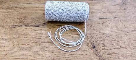 Macrame šnúrka so striebornou lurexovou niťou, 