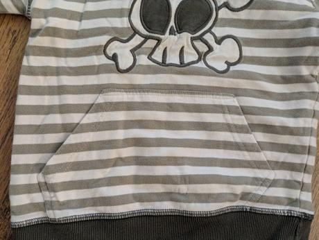 Mikina pirátska, 104