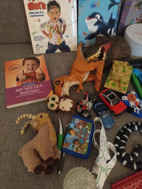 Balik hraciek + knizky o vychove deti,
