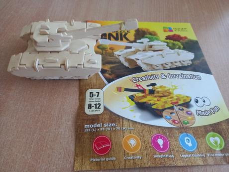 Tank drevený postavený,