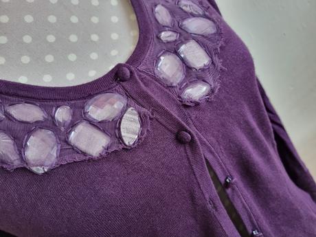 Fialový svetrík s kamienkami m, m