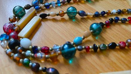 Dámsky náhrdelník zo sklenených kameňov,