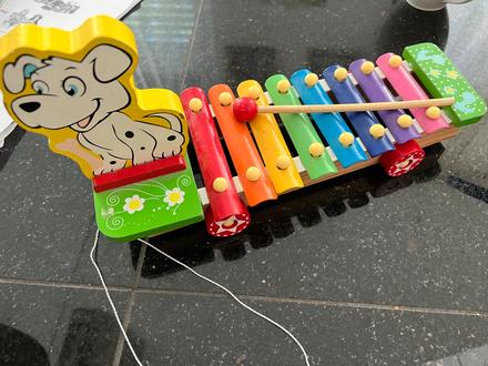 Drevený xylofón na kolieskach,