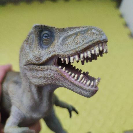 Velky dinosaurus hybe rukami nohami,