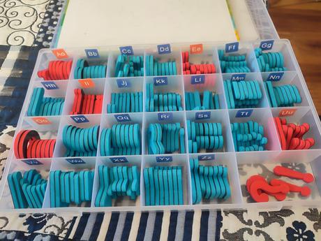 Magnetická abeceda a čísla, aj s tabuľkami,