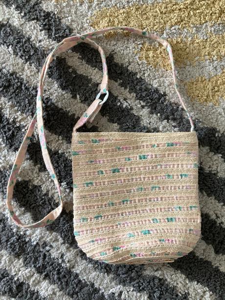 Malá slamená kabelka, 