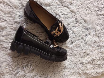 Čierne mokasiny, 36