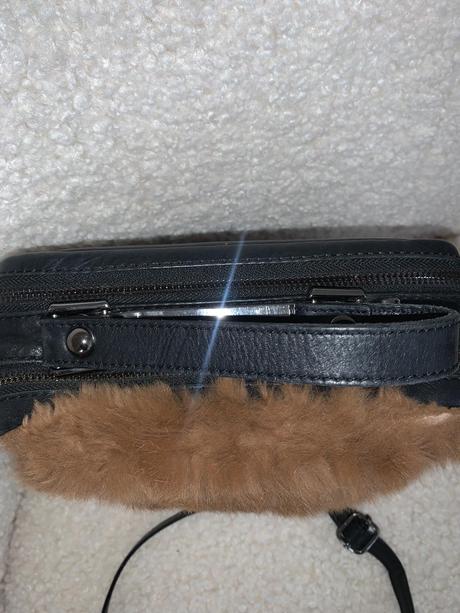 Kožená crossbody kabelka s pravou kožušinou, 