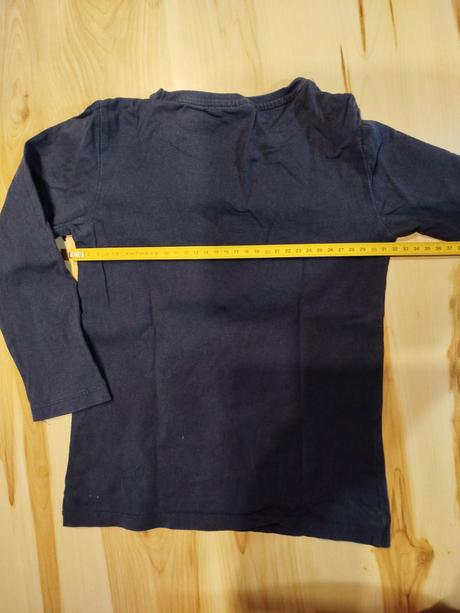 Čierne tričko so zapínaním, 110