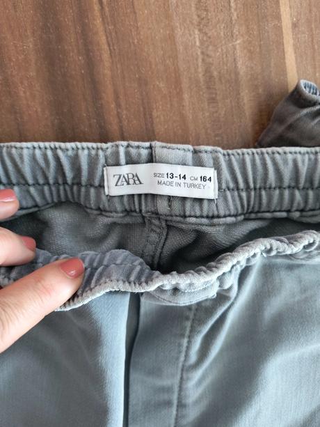 Dvoje krásne nohavice pre fesaka, zara,158