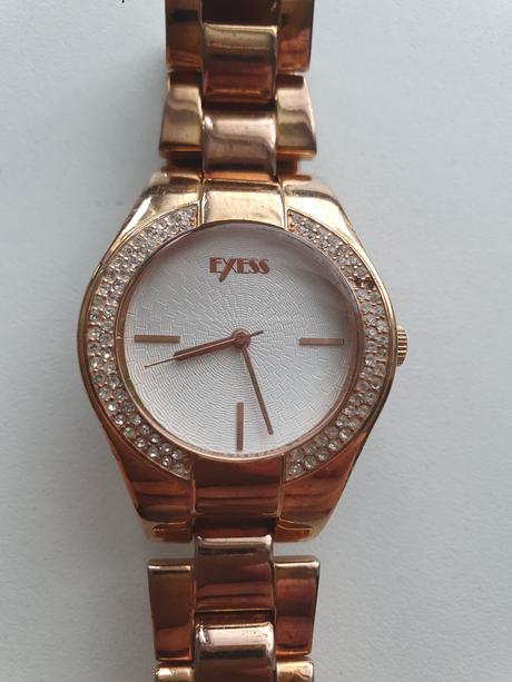 Ružové hodinky z chirurgickej ocele zn. exxes,