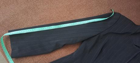 Nohavicový kostým, 36