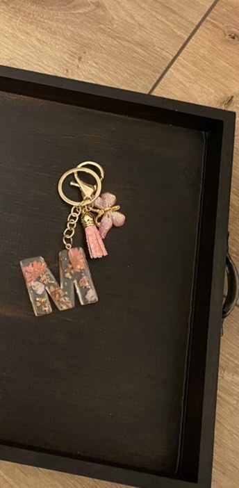 Ručne vyrobené živicové kľúčenky, 