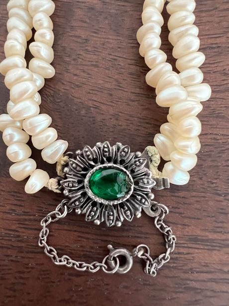 Starozitne perly so striebornou brosñou, 