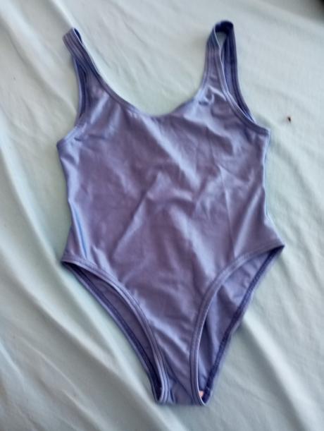 Fialové plavky, 128